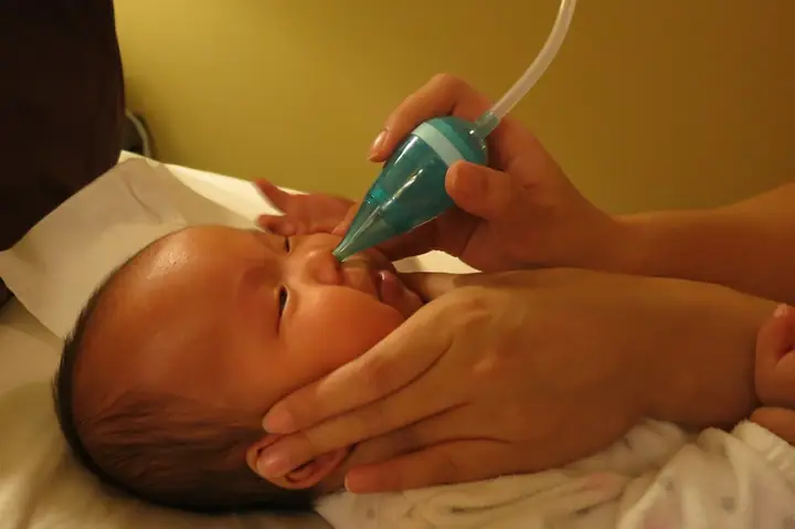 Bác Sĩ Hướng Dẫn: Cách Rửa Mũi Cho Bé An Toàn, Đúng Kỹ Thuật Tại Nhà Bác Sĩ Hướng Dẫn: Cách Rửa Mũi Cho Bé An Toàn, Đúng Kỹ Thuật Tại Nhà