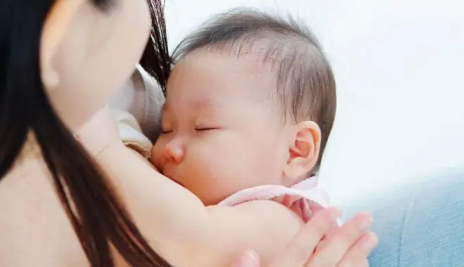 Có Nên Đánh Thức Trẻ Sơ Sinh Đang Ngủ Để Cho Bú Hay Không?