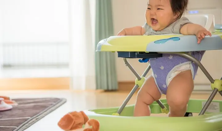 Bé Mấy Tháng Tuổi Được Ngồi Xe Tập Đi An Toàn? Hướng Dẫn Chi Tiết Cho Ba Mẹ