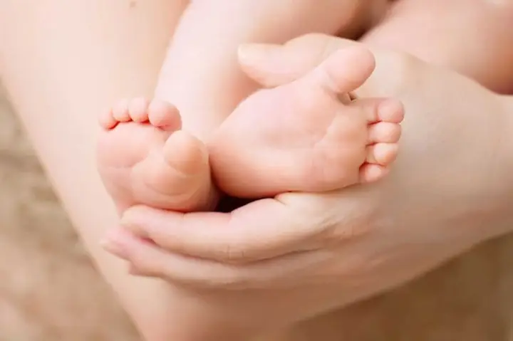 Bôi Dầu Vào Lòng Bàn Chân Bé: Tác Dụng, Cách Thực Hiện Và Lưu Ý An Toàn