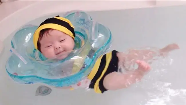 Bơi Thủy Liệu Cho Bé: Lợi Ích, Rủi Ro Và Lưu Ý Quan Trọng