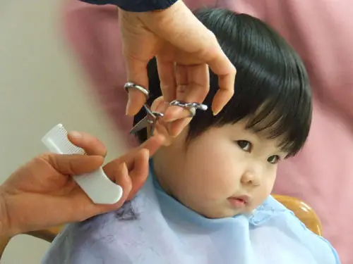 Cách Cắt Tóc Cho Bé Tại Nhà An Toàn Và Hiệu Quả: Hướng Dẫn Chi Tiết Cho Cha Mẹ Cách Cắt Tóc Cho Bé Tại Nhà An Toàn Và Hiệu Quả: Hướng Dẫn Chi Tiết Cho Cha Mẹ