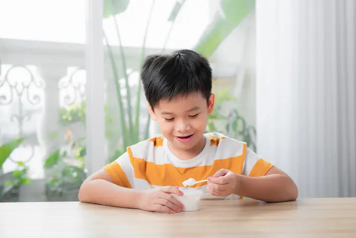 Cách Cho Bé Ăn Sữa Chua Đúng Cách Theo Độ Tuổi Và Thời Điểm Vàng Cách Cho Bé Ăn Sữa Chua Đúng Cách Theo Độ Tuổi Và Thời Điểm Vàng