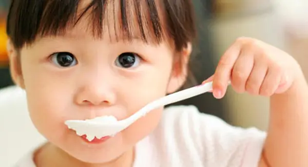 Cách Cho Bé Ăn Sữa Chua Mùa Đông An Toàn Và Hiệu Quả