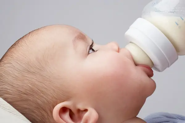 Cách Cho Bé Bú Bình Đúng Cách: Tư Thế, Kỹ Thuật Tránh Sặc Sữa & Đầy Hơi