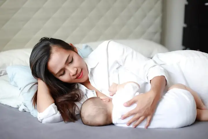 Hướng Dẫn Chi Tiết Cách Cho Bé Bú Nằm An Toàn & Hiệu Quả Cho Mẹ Thoải Mái Hướng Dẫn Chi Tiết Cách Cho Bé Bú Nằm An Toàn & Hiệu Quả Cho Mẹ Thoải Mái