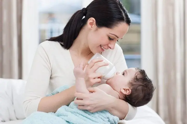 Cách Cho Bé Bú Bình Đúng Tư Thế Tránh Sặc Sữa, Đầy Hơi Hiệu Quả Cách Cho Bé Bú Bình Đúng Tư Thế Tránh Sặc Sữa, Đầy Hơi Hiệu Quả