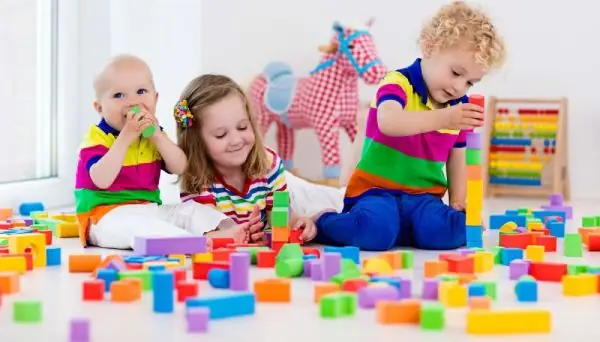 Cách Chọn Đồ Chơi Cho Bé Theo Độ Tuổi Phát Triển Toàn Diện: Hướng Dẫn Chi Tiết Từ Chuyên Gia