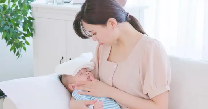 Cách Hạ Sốt Cho Bé 9 Tháng Tuổi: Hướng Dẫn An Toàn & Hiệu Quả Tại Nhà
