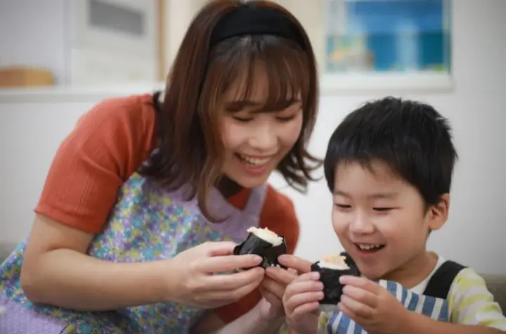 Cách Làm Cơm Nắm Cho Bé Ăn Dặm: Bí Quyết Ngon, Đẹp, Đủ Chất