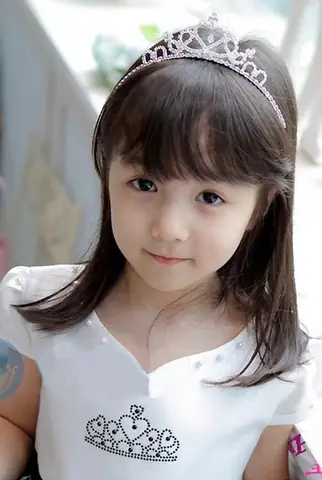Hướng Dẫn Làm Vương Miện Cho Bé: Tự Tay Sáng Tạo Với Nguyên Liệu Sẵn Có