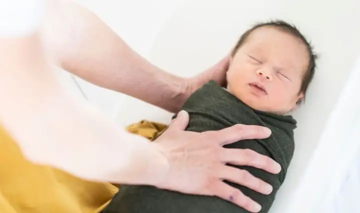 Cách Quấn Tã Cho Bé Sơ Sinh Đúng Chuẩn Mùa Đông Ấm Áp & An Toàn