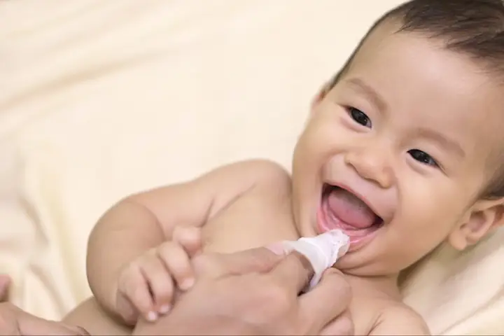 Hướng Dẫn Cách Rơ Lưỡi Cho Bé Sạch Và An Toàn Tại Nhà Cho Trẻ Sơ Sinh