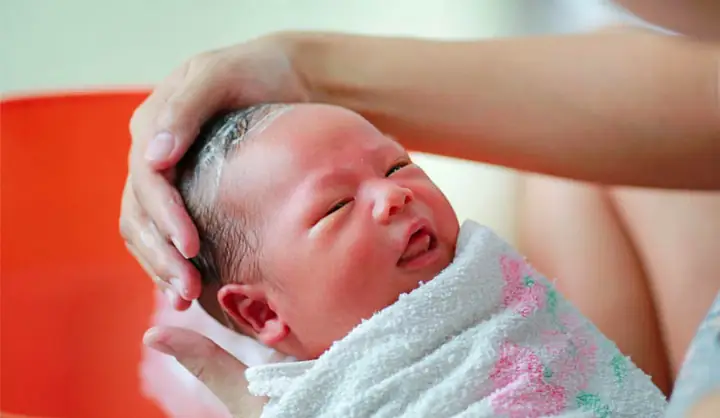 Cách Tắm Cho Bé Vào Mùa Đông An Toàn Và Đúng Cách Cách Tắm Cho Bé Vào Mùa Đông An Toàn Và Đúng Cách
