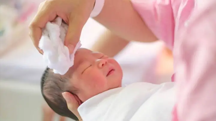 Cách Tắm Cho Bé Vào Mùa Đông An Toàn Và Đúng Cách Cách Tắm Cho Bé Vào Mùa Đông An Toàn Và Đúng Cách