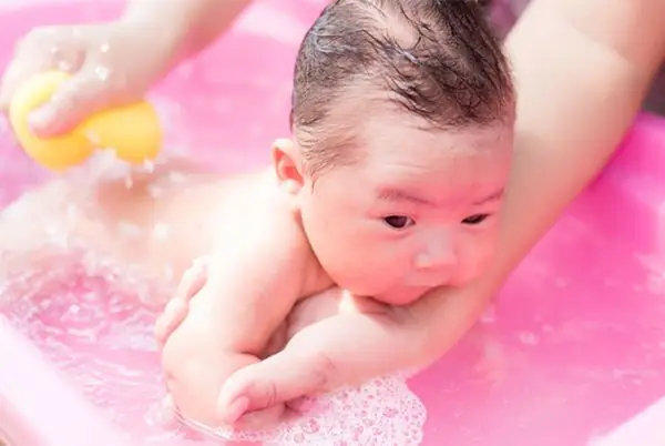 Cách Tắm Cho Bé Vào Mùa Đông An Toàn Và Đúng Cách Cách Tắm Cho Bé Vào Mùa Đông An Toàn Và Đúng Cách