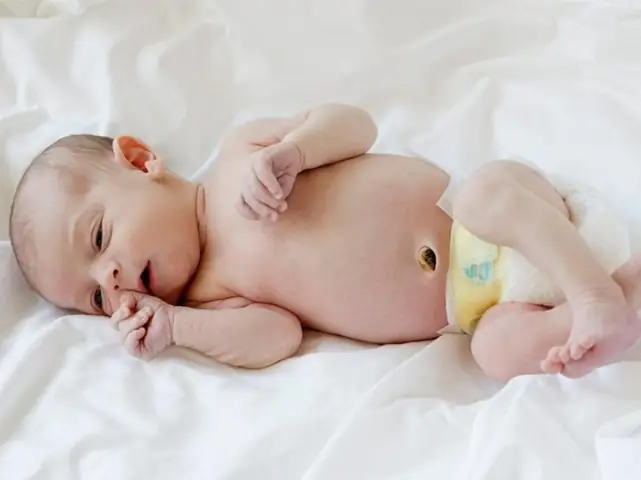 Tắm Nước Dừa Cho Bé Sơ Sinh: Hướng Dẫn Chi Tiết Lợi Ích Và Lưu Ý An Toàn