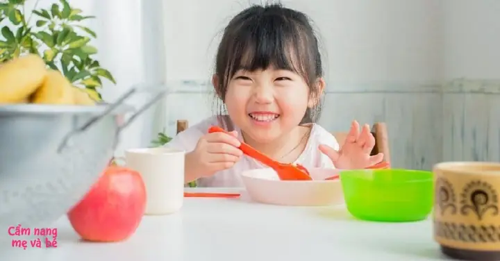 Hướng Dẫn Chi Tiết Cách Tập Cho Bé Tự Xúc Ăn Hiệu Quả Và An Toàn