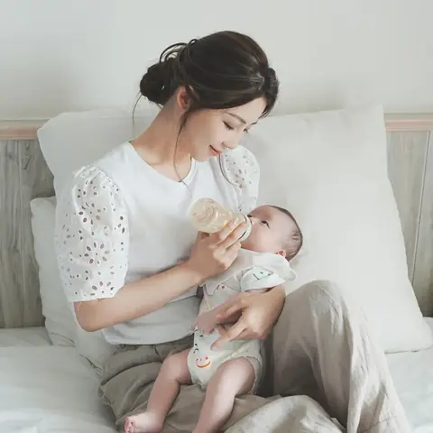 Hướng Dẫn Chi Tiết: Cách Tập Cho Bé Vừa Bú Bình Vừa Bú Mẹ Song Song Hiệu Quả Hướng Dẫn Chi Tiết: Cách Tập Cho Bé Vừa Bú Bình Vừa Bú Mẹ Song Song Hiệu Quả