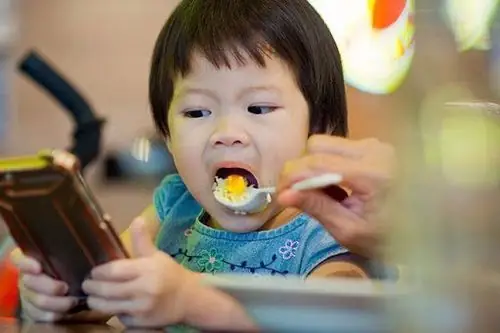 Cai Điện Thoại Cho Bé Khi Ăn: Tác Hại, Giải Pháp Và Cách Xử Lý Hiệu Quả