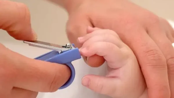 Cắt Móng Tay Cho Bé Sơ Sinh: Khi Nào Là Tốt Nhất Và Cách Thực Hiện An Toàn