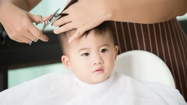 Cắt Tóc Cho Bé Ngày Rằm: Nên Hay Kiêng? Giải Đáp Quan Niệm & Lời Khuyên Thực Tế