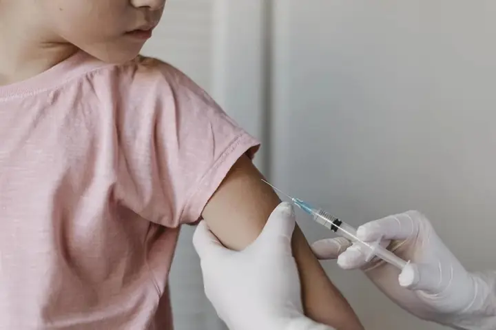 Chích Ngừa Cho Bé Có Tốn Tiền Không? Phân Biệt Tiêm Chủng Mở Rộng Miễn Phí Và Dịch Vụ