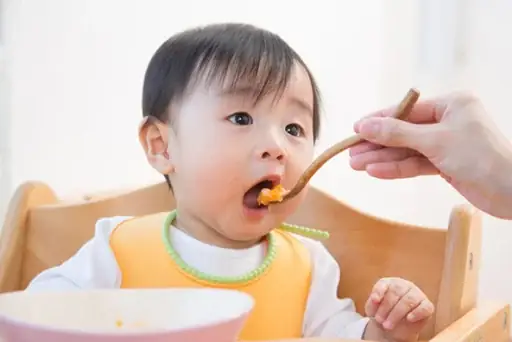 Khi Nào Nên Cho Bé Ăn Dặm? Dấu Hiệu Và Thời Điểm Chuẩn Theo Chuyên Gia