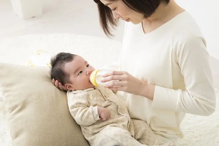 Cho Bé Nằm Ăn Có Tốt Không? Lợi Ích, Rủi Ro Và Cách Xử Lý An Toàn Cho Bé Nằm Ăn Có Tốt Không? Lợi Ích, Rủi Ro Và Cách Xử Lý An Toàn