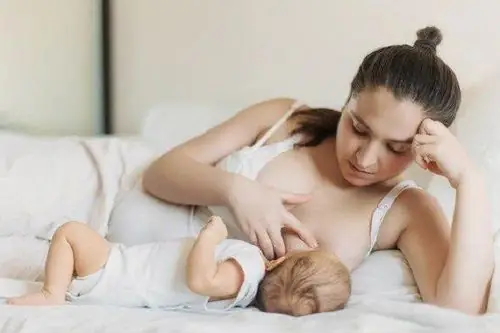 Cho Bé Nằm Ăn Có Tốt Không? Lợi Ích, Rủi Ro Và Cách Xử Lý An Toàn Cho Bé Nằm Ăn Có Tốt Không? Lợi Ích, Rủi Ro Và Cách Xử Lý An Toàn