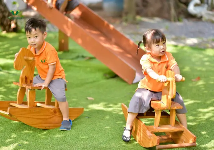 Chuẩn Bị Cho Bé 2 Tuổi Đi Học: Danh Sách Đồ Dùng & Bí Quyết Giúp Con Hòa Nhập