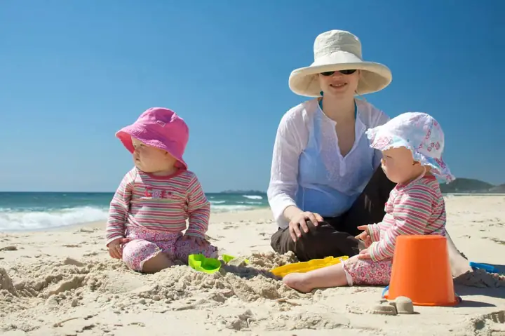 Cẩm Nang Chuẩn Bị Đồ Đi Biển An Toàn Và Tiện Lợi Cho Bé Yêu
