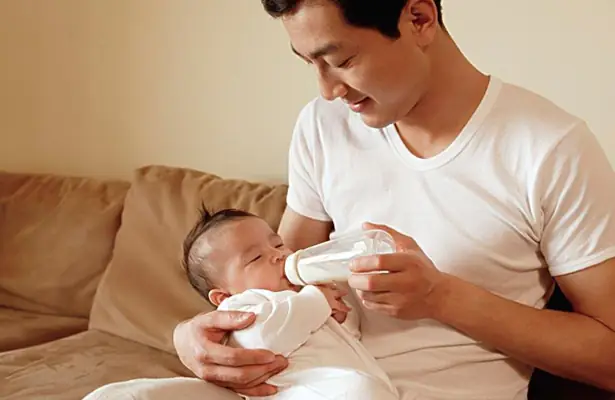 Có Nên Cho Bé Bú Bình Khi Ngủ: Tác Hại Và Cách Xử Lý An Toàn Có Nên Cho Bé Bú Bình Khi Ngủ: Tác Hại Và Cách Xử Lý An Toàn