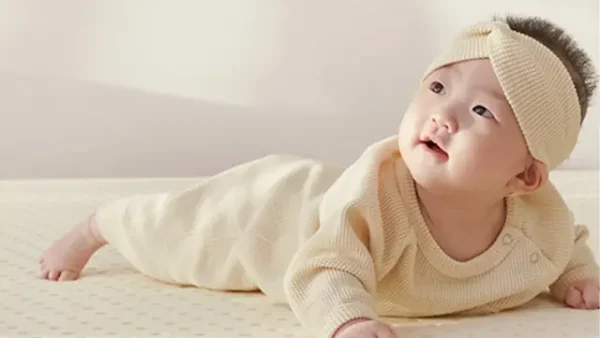 Có Nên Cho Bé Nằm Nệm Cao Su Không? Lợi Ích, Rủi Ro & Cách Chọn Chuẩn