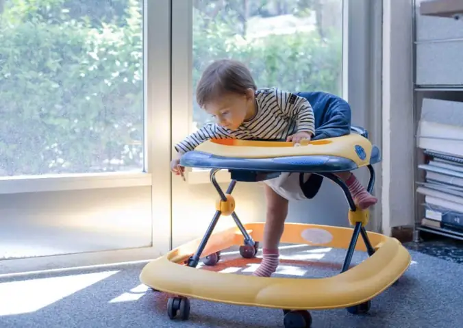 Có Nên Cho Bé Ngồi Xe Tập Đi Không? Lời Khuyên Từ Chuyên Gia