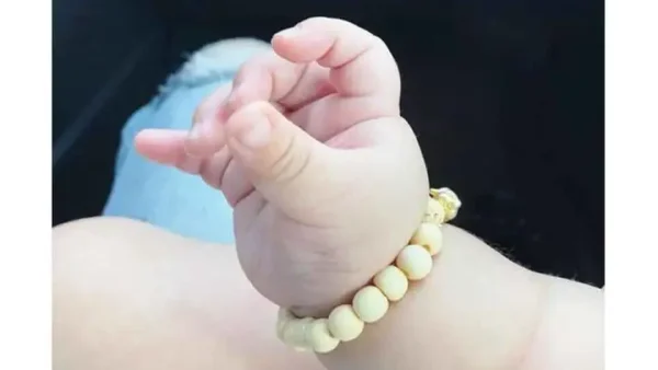 Có Nên Đeo Vòng Dâu Tằm Cho Bé Sơ Sinh? Ý Nghĩa, Tác Dụng & Lưu Ý Quan Trọng