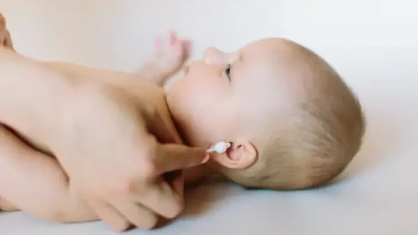 Có Nên Lấy Ráy Tai Cho Bé 2 Tuổi? Khi Nào Cần Can Thiệp Và Cách Bảo Vệ Tai An Toàn