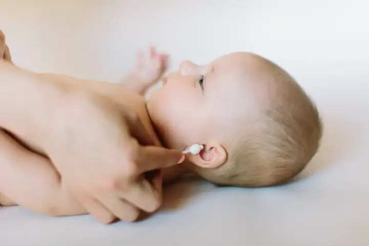 Có Nên Lấy Ráy Tai Cho Bé 2 Tuổi? Khi Nào Cần Can Thiệp Và Cách Bảo Vệ Tai An Toàn
