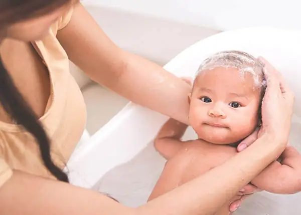 Có Nên Tắm Cho Bé Vào Buổi Trưa? Thời Điểm Vàng Chăm Sóc Sức Khỏe Bé Yêu