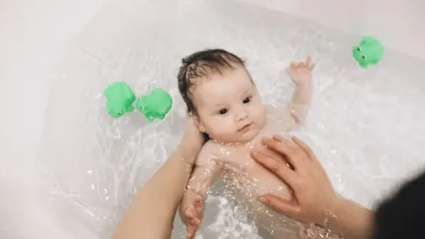 Có Nên Tắm Cho Bé Vào Buổi Trưa? Thời Điểm Vàng Chăm Sóc Sức Khỏe Bé Yêu