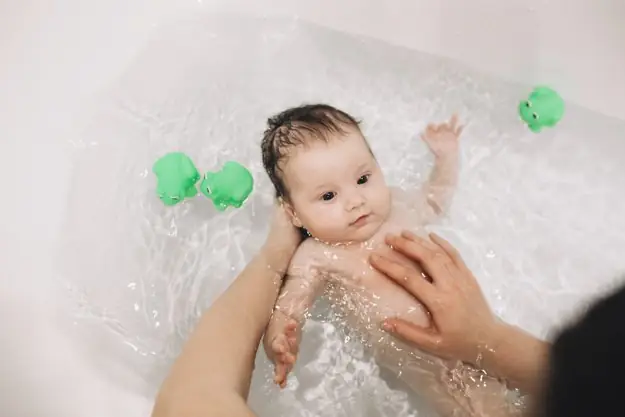 Có Nên Tắm Cho Bé Vào Buổi Trưa? Thời Điểm Vàng Chăm Sóc Sức Khỏe Bé Yêu