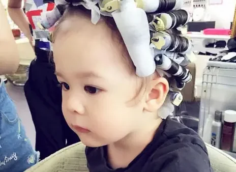 Có Nên Uốn Tóc Cho Bé: Cảnh Báo Từ Chuyên Gia & Giải Pháp An Toàn