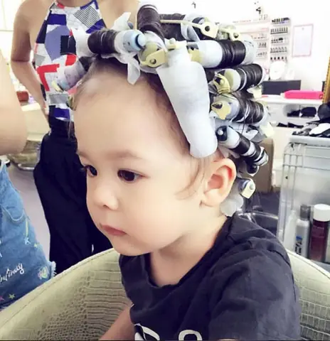 Có Nên Uốn Tóc Cho Bé: Cảnh Báo Từ Chuyên Gia & Giải Pháp An Toàn Có Nên Uốn Tóc Cho Bé: Cảnh Báo Từ Chuyên Gia & Giải Pháp An Toàn