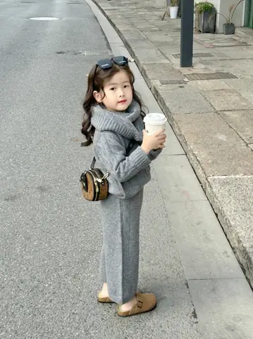 Có Nên Uốn Tóc Cho Bé: Cảnh Báo Từ Chuyên Gia & Giải Pháp An Toàn Có Nên Uốn Tóc Cho Bé: Cảnh Báo Từ Chuyên Gia & Giải Pháp An Toàn