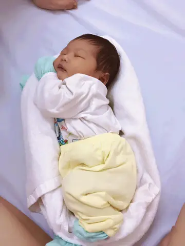 Hướng Dẫn Chi Tiết Cách Cuốn Ổ Cho Bé Sơ Sinh Ngủ Ngon & An Toàn