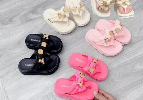 Top 10 Mẫu Dép Đi Biển Cho Bé Thoải Mái, An Toàn Và Thoát Nước Tốt Nhất