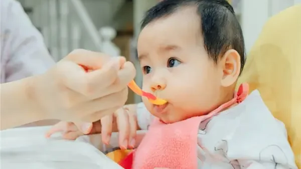 Dinh Dưỡng Cho Bé 5 Tháng Tuổi: Thực Đơn Ăn Dặm & Dấu Hiệu Cần Biết