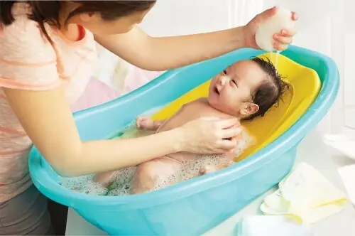 Ghế Lót Chậu Tắm Cho Bé Sơ Sinh: Chọn Loại Nào Tốt & An Toàn Nhất? Ghế Lót Chậu Tắm Cho Bé Sơ Sinh: Chọn Loại Nào Tốt & An Toàn Nhất?