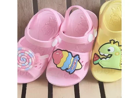 Giày Biti’s Cho Bé Gái 1 Tuổi: Chọn Lựa Thoải Mái, An Toàn Và Thời Trang