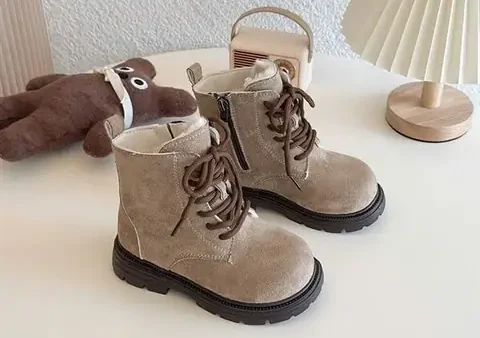 Giày Boot Cổ Cao Cho Bé Trai: Bí Quyết Chọn Kiểu Dáng & Chất Liệu Phù Hợp